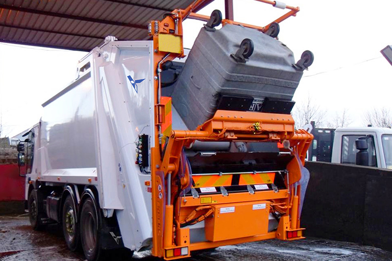 Sistema de elevación de contenedores de residuos para la carga trasera OmniTRADE