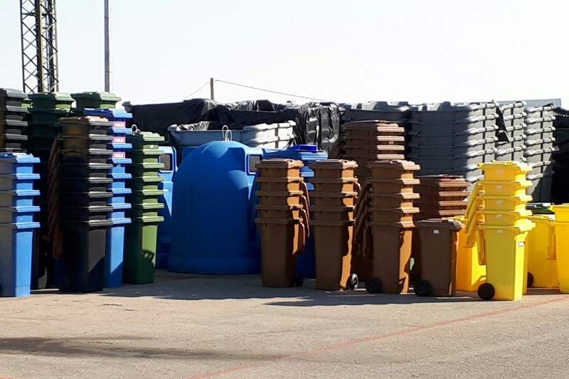 Cubos de dos ruedas y contenedores de cuatro ruedas de carga trasera para la recogida de residuos 