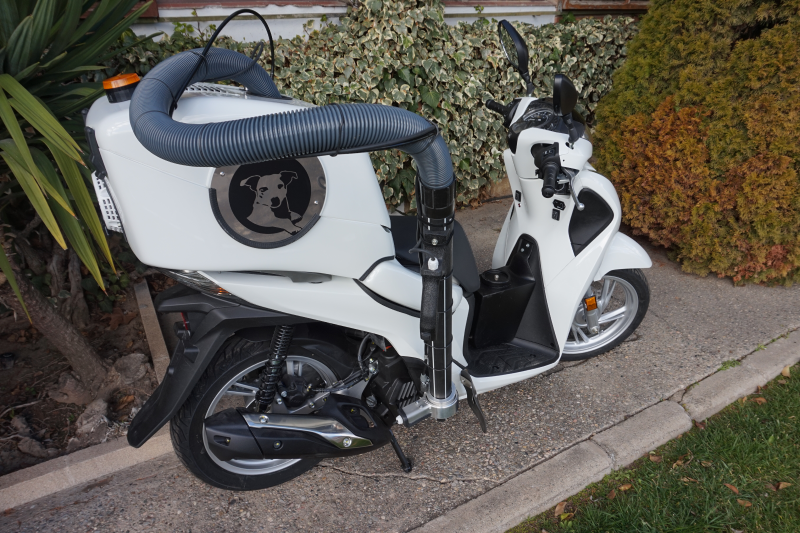 Motocicleta con sistema de recogida de excrementos caninos Motodog